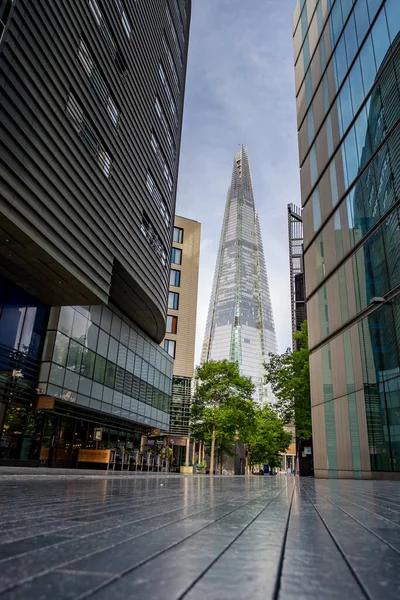 Looking Shard Which Dominates London Skyline Seen Ground More London — Stock Photo, Image