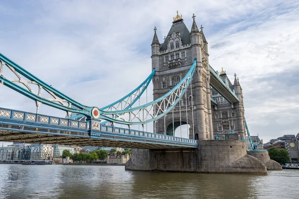 Looking Beautiful Colours Tower Bridge London Seen Spanning River Thames — Stock Photo, Image