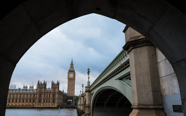 Une Arche Encadre Les Chambres Parlement Tour Horloge Big Ben — Photo