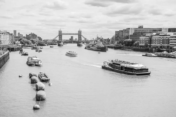 Egy Fekete Fehér Kép Londoni Égboltról Ahogy Egy Utasszállító Hajó — Stock Fotó