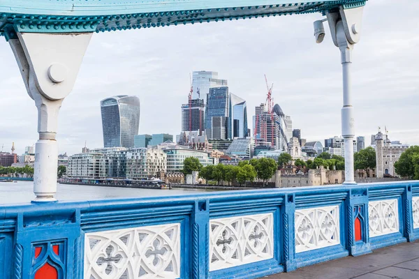 伦敦金融区 被称为史克威尔 Square Mile 被2022年5月夺取的塔桥的一些五彩缤纷的建筑所覆盖 — 图库照片
