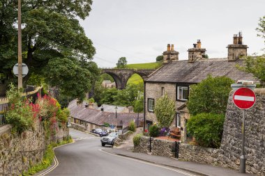 Yorkshire Dales 'de Haziran 2022' de çekilen Ingelton köyüne dik bir bakış..