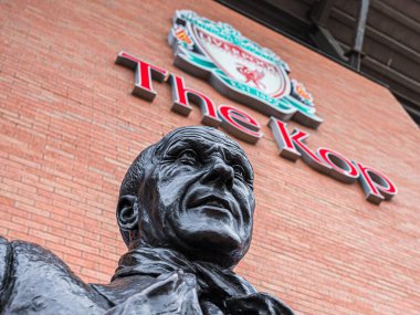 Haziran 2022 'de Liverpool' daki Anfield Stadyumu 'nun önündeki Bill Shankly heykeline bakıyorum..
