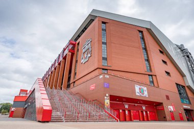 Merdivenler ve korkuluklar, Haziran 2022 'de Liverpool Futbol Kulübü' nün evindeki Anfield Stadyumu 'nun yeni ana standına çıkıyor..