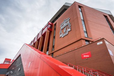 Paisley Meydanı ve 97 Bulvarı 'nın birleştiği Liverpool' daki Anfield Stadyumu 'nun kenarına bakıyorum. Haziran 2022 'de görüldü.