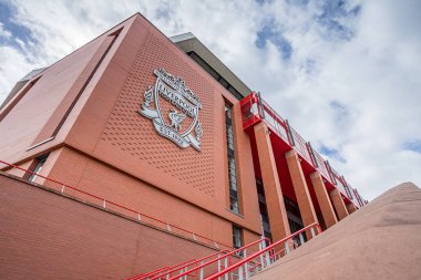 Haziran 2022 'de Liverpool Futbol Kulübü' nün evindeki Anfield Stadyumu 'nun ana standına baktı..