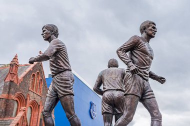 Goodison Park 'ın Haziran 2022' de Liverpool 'da Everton Futbol Kulübü efsaneleri Howard Kendall, Alan Ball ve Colin Harvey' nin yer aldığı Kutsal Üçleme Heykeli..