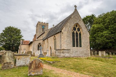 Burnham Market 'teki Aziz Mary Kilisesi Temmuz 2022' de Kuzey Norfolk 'ta sakin bir öğleden sonra resmedildi.