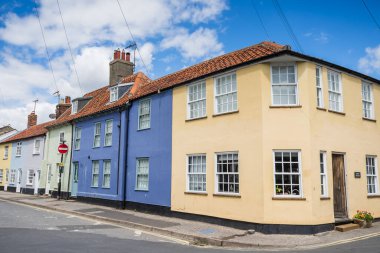 Southwold 'daki renkli evler Temmuz 2022' de Suffolk 'ta sakin bir yoldan çekilmişti..