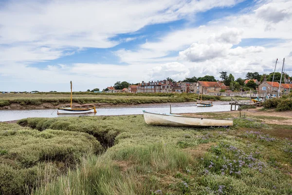 Blakeney Dorf Und Boote Zwischen Grünen Sumpfpflanzen Und Blauem Himmel — Stockfoto
