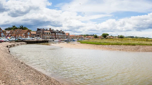 Temmuz 2022 'de Kuzey Norfolk kıyısındaki Blakeney rıhtımına uzanan dolambaçlı bir su kanalının çoklu görüntüsü..