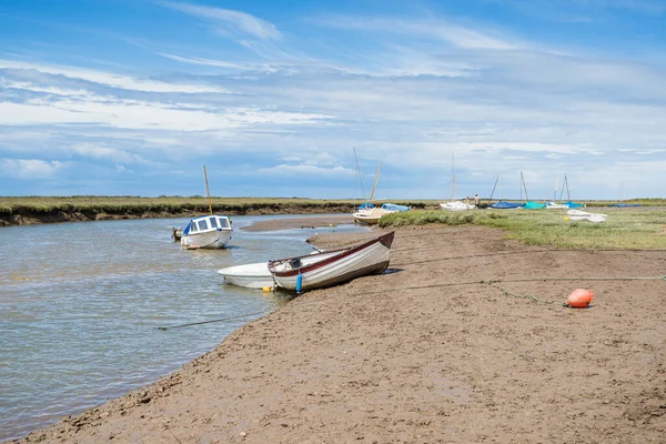2022 yazında Kuzey Norfolk sahilinde Blakeney 'de demirlemiş küçük tekneler görülüyor..
