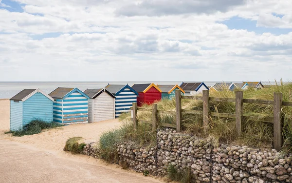 Όμορφη Παραλία Καλύβες Στο Southwold Απεικονίζεται Από Πίσω Στην Ακτή — Φωτογραφία Αρχείου