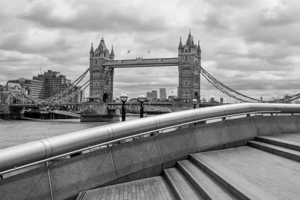 Black White Image Tower Bridge Spanning River Thames Seen Steps — стоковое фото