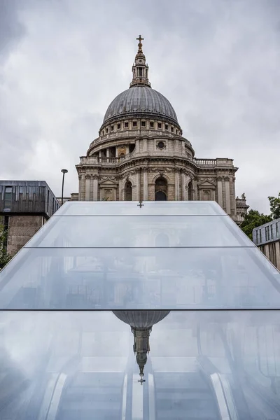 Reflection Iconic Dome Spire Top Pauls Cathedral London Reflecting Glass — Foto de Stock