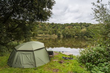 Eylül 2022 'de Preston yakınlarındaki bivy çadırında balık tutan bir balıkçı resmi..
