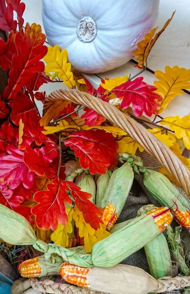 Желто-оранжевые тыквы и яркие цветы дома на Хэллоуин на стоге сена, соломе, на полке. Украшенный реликвиями для осени в солнечный день. — стоковое фото