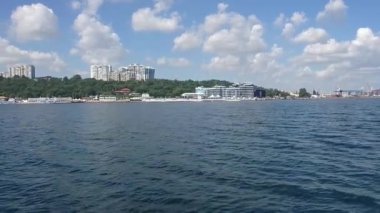 Kumsal bölgesi. Doğal manzara, güneşli bir günde güzel tropikal plaj ve deniz..