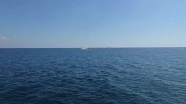 Kumsal bölgesi. Doğal manzara, güneşli bir günde güzel tropikal plaj ve deniz..