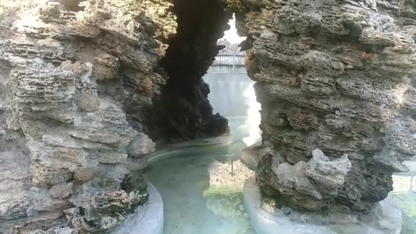 Doğal Manzara Güneşli Bir Günde Göl Kenarındaki Güzel Taş Mağara — Stok video