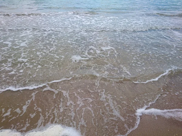 Dia Ensolarado Paisagem Marinha Ondas Areia Fresca — Fotografia de Stock