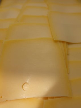 Lezzetli sarı peynir parçalara ayrılmış.