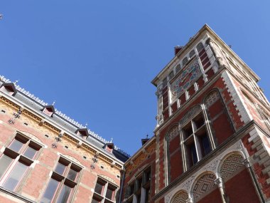 Amsterdam 'ı dolaş. Güzel evler, yoldan geçenler