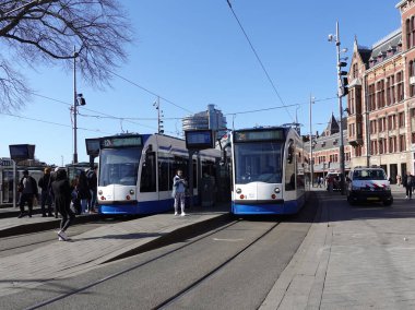 Amsterdam 'ı dolaş. Güzel evler, yoldan geçenler