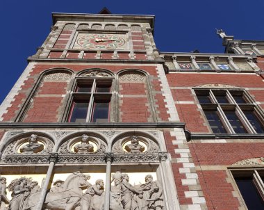 Amsterdam 'ı dolaş. Güzel evler, yoldan geçenler