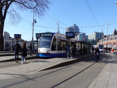 Amsterdam 'ı dolaş. Güzel evler, yoldan geçenler