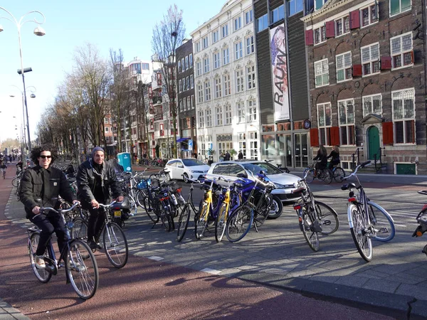 Reis Door Amsterdam Mooie Huizen Grachten Voorbijgangers — Stockfoto