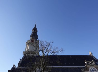 Amsterdam 'ı dolaş. Güzel evler, yoldan geçenler