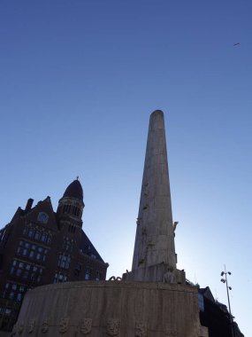 Amsterdam 'ı dolaş. Güzel evler, yoldan geçenler