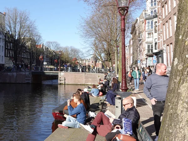 Reis Door Amsterdam Mooie Huizen Grachten Voorbijgangers — Stockfoto