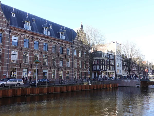 Reis Door Amsterdam Mooie Huizen Grachten Voorbijgangers — Stockfoto