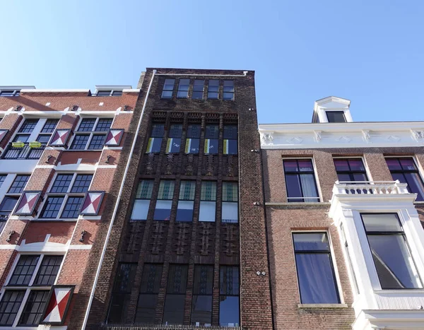 Amsterdam 'ı dolaş. Güzel evler, yoldan geçenler