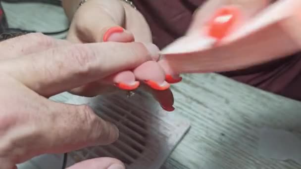Манікюрник відполірує ніготь губкою після нанесення гелю — стокове відео