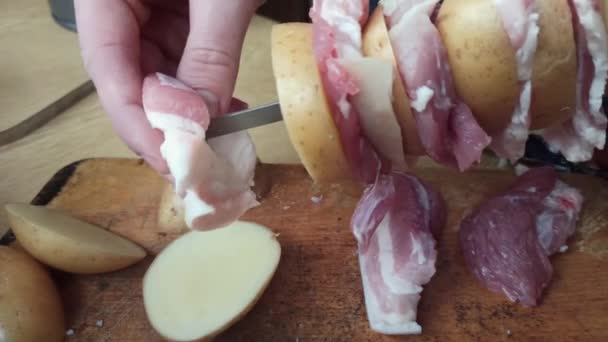 Bucăți Coapsă Porc Proaspăt Cartofi Friptură Sunt Prinse Friptură Înainte — Videoclip de stoc