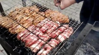 Güzel sulu et parçaları sıcak barbekü kömürlerinin üzerinde tel askıda kızartılır. Yüksek kaliteli FullHD görüntüler