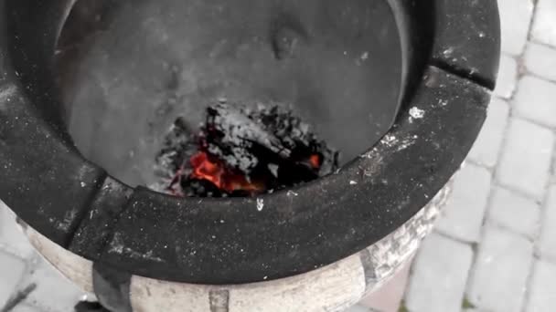 Σιγοκαίει Κάρβουνο Στον Πάτο Της Δεξαμενής Υψηλής Ποιότητας Υλικό Fullhd — Αρχείο Βίντεο