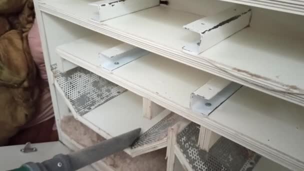 Porszívó a szemetesből párnává történő tisztításra szolgáló gép belsejében — Stock videók