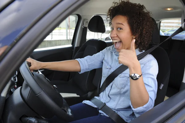 Ung kvinne som kjører bil – stockfoto