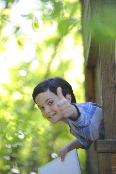 Niño leyendo un libro al aire libre — Foto de Stock