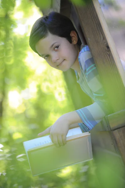 Dziecko czytając książkę na zewnątrz — Zdjęcie stockowe