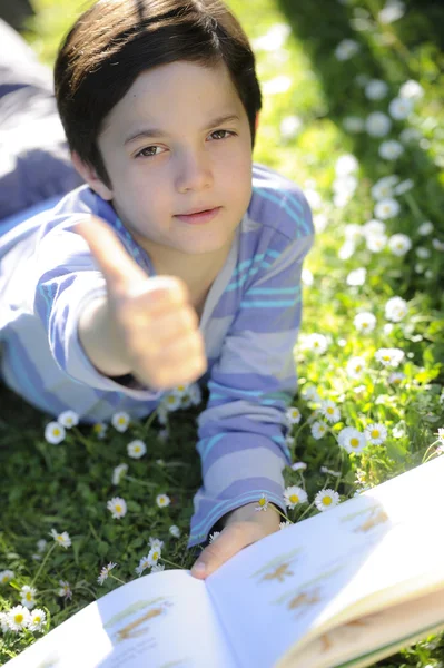 Jongen die een boek leest — Stockfoto