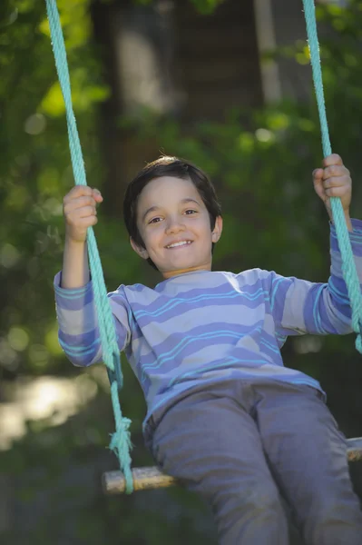 Niño jugando en el columpio — Foto de Stock