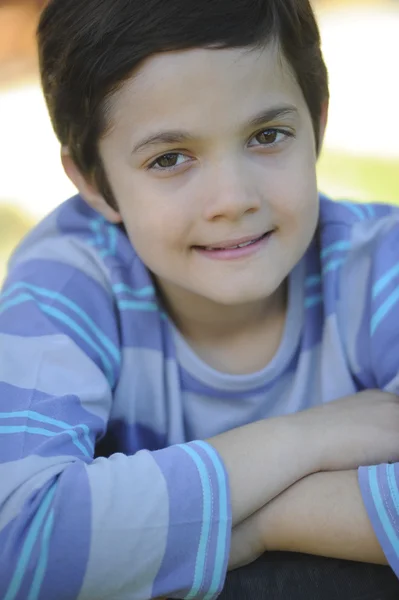 Retrato de menino de 8-10 anos — Fotografia de Stock