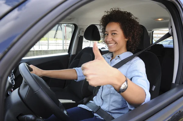 Mujer joven conduciendo un coche — Foto de Stock