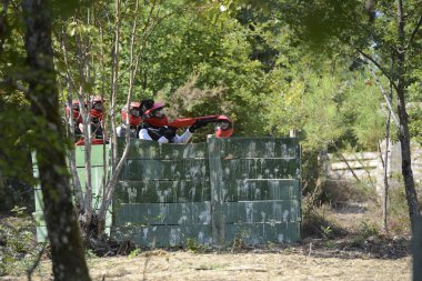 genç çocuklar ormanda paintball oyun