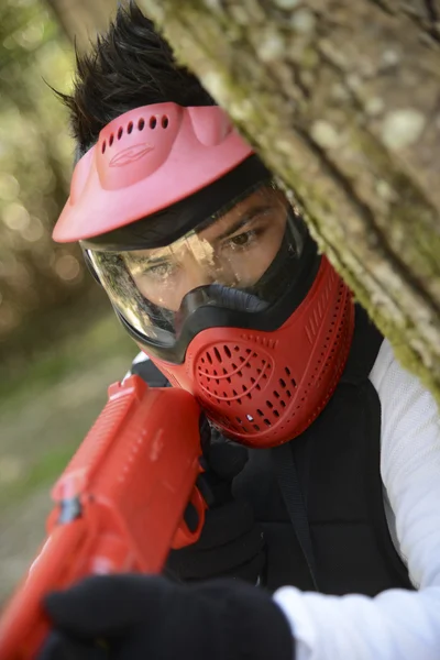 Young children playing paintball in the woods — Stock Photo, Image